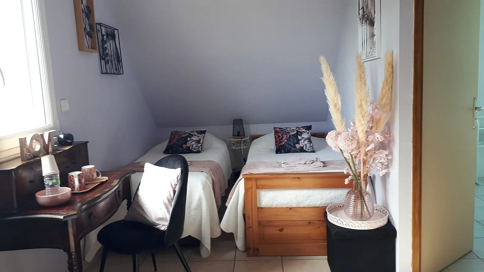 Chambre d’hôtes rose sous les toits à Plouescat, photo 6