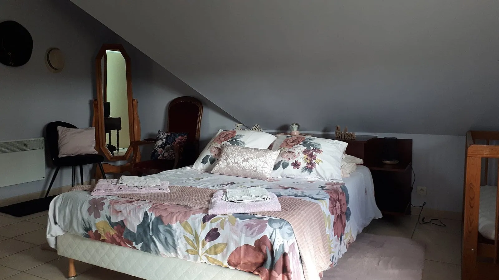 Chambre d’hôtes rose sous les toits à Plouescat, photo 7