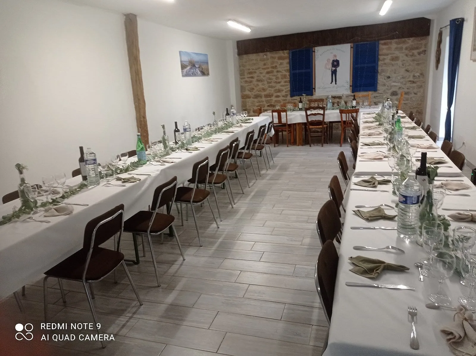 Grande tablée dressée dans la salle de réception