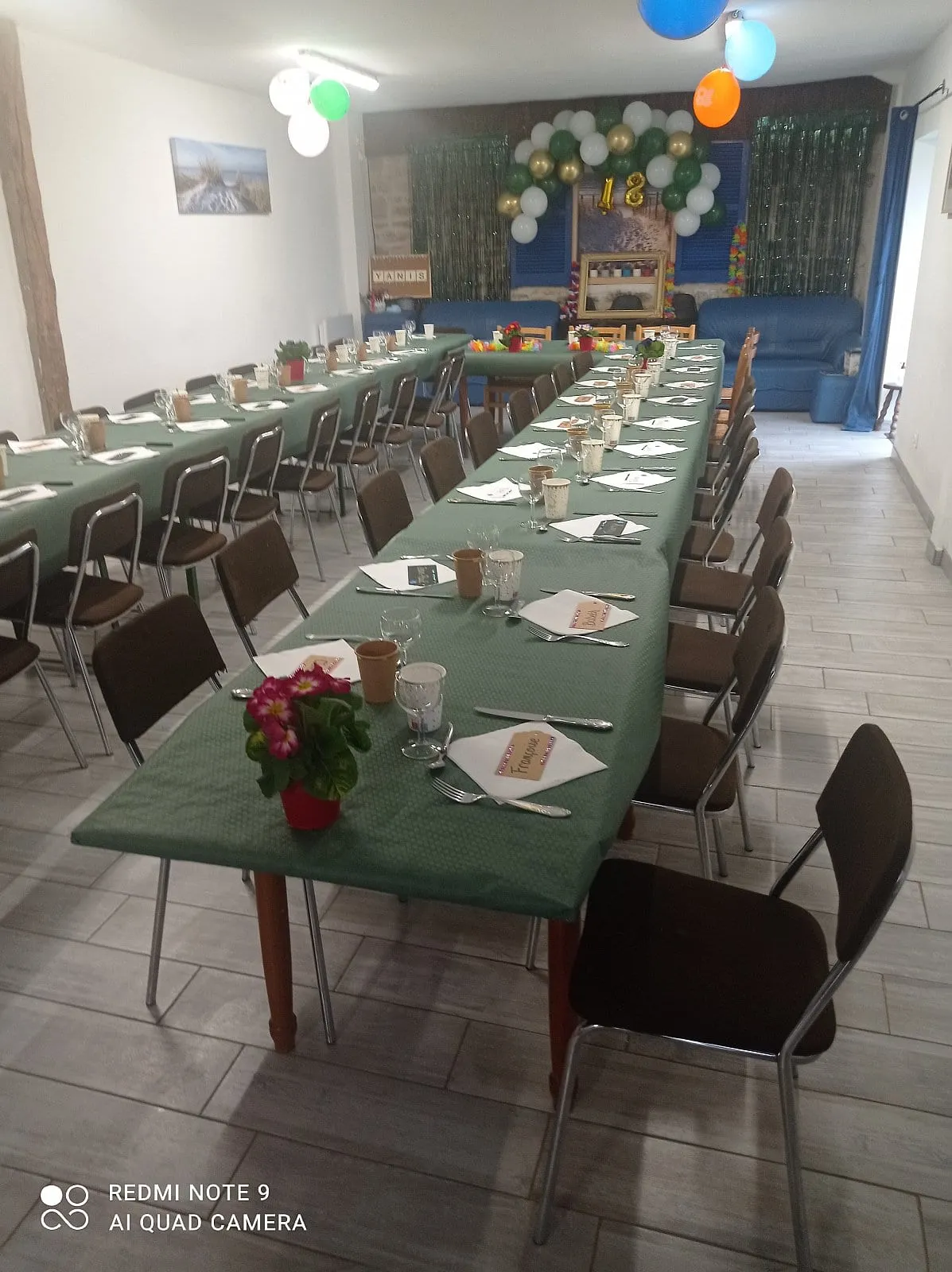 Salle de réception dressée pour un repas de fête à Plouescat, photo 3