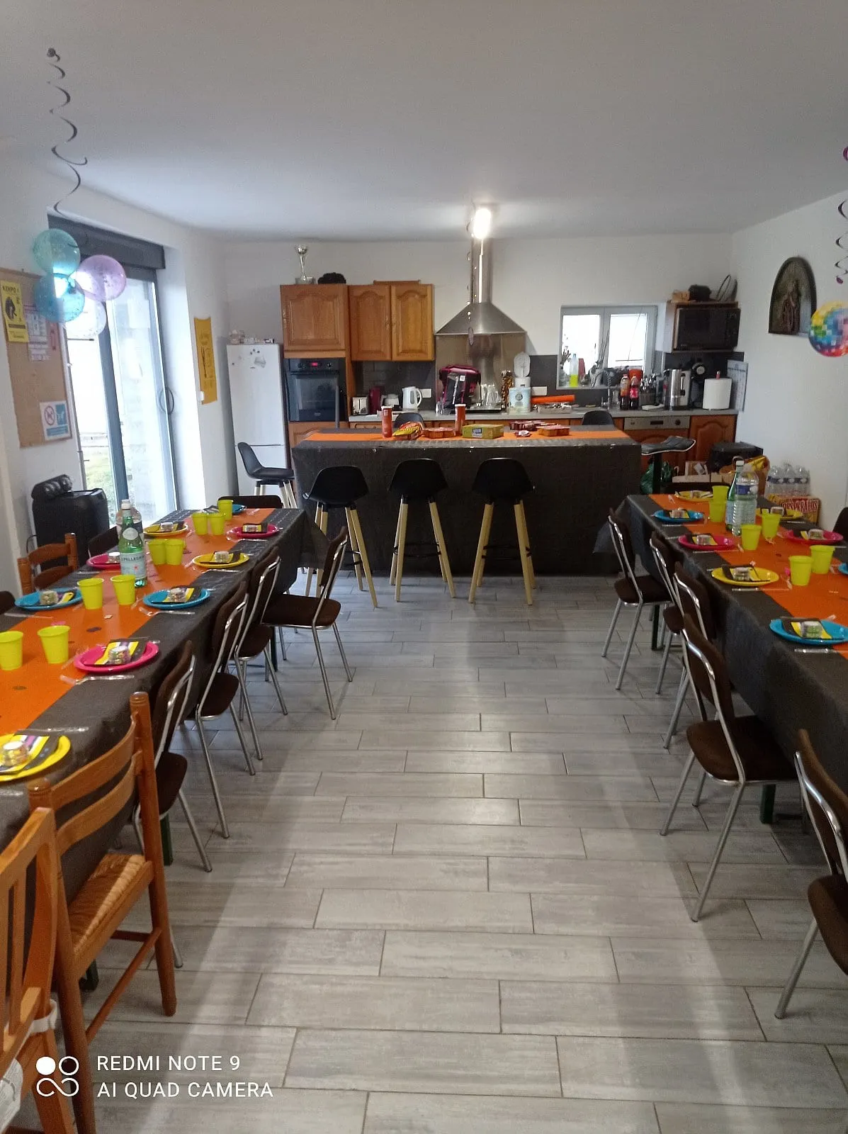 Salle de réception dressée pour un repas de fête à Plouescat, photo 4