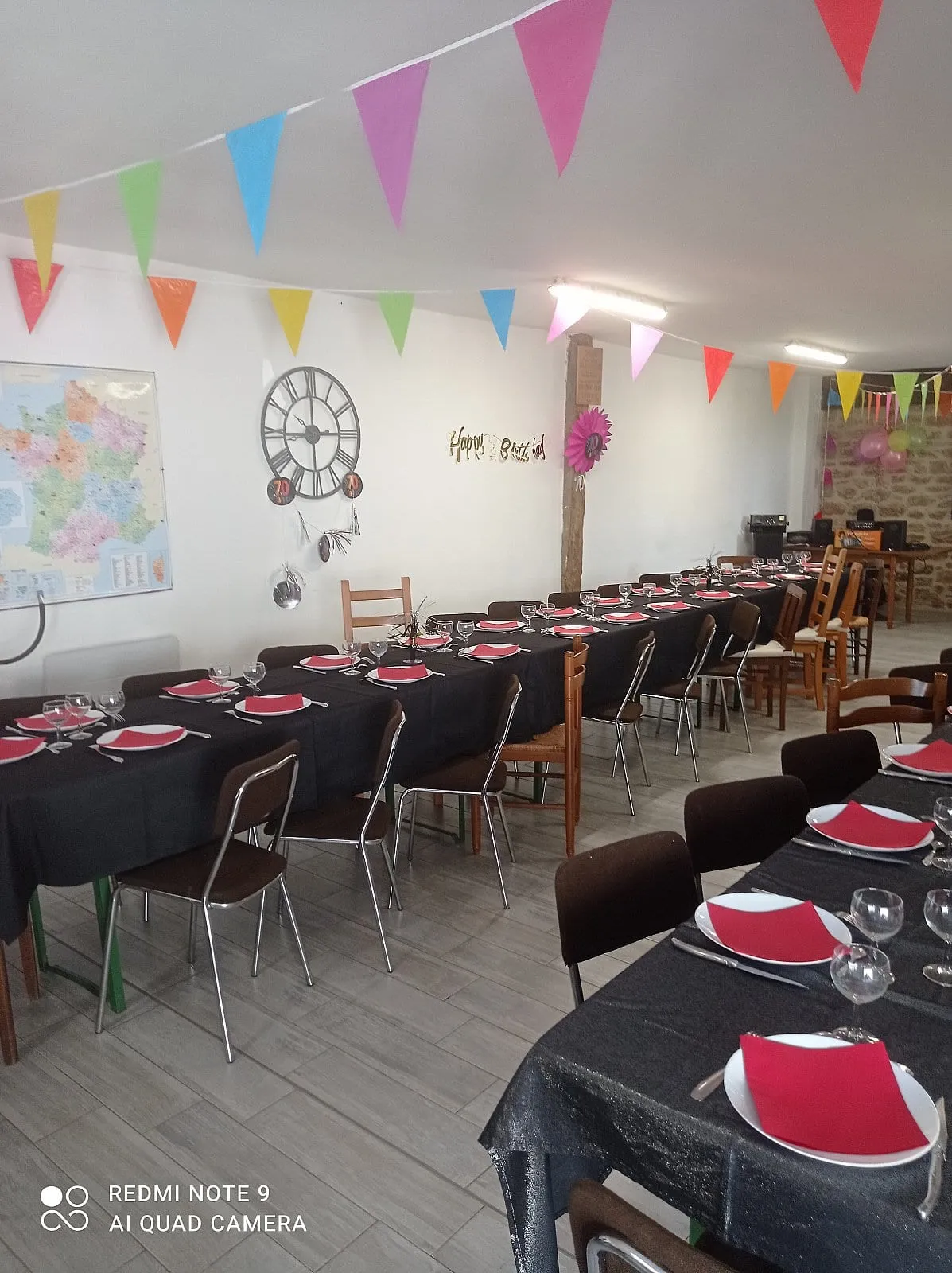 Salle de réception dressée pour un repas de fête à Plouescat, photo 7