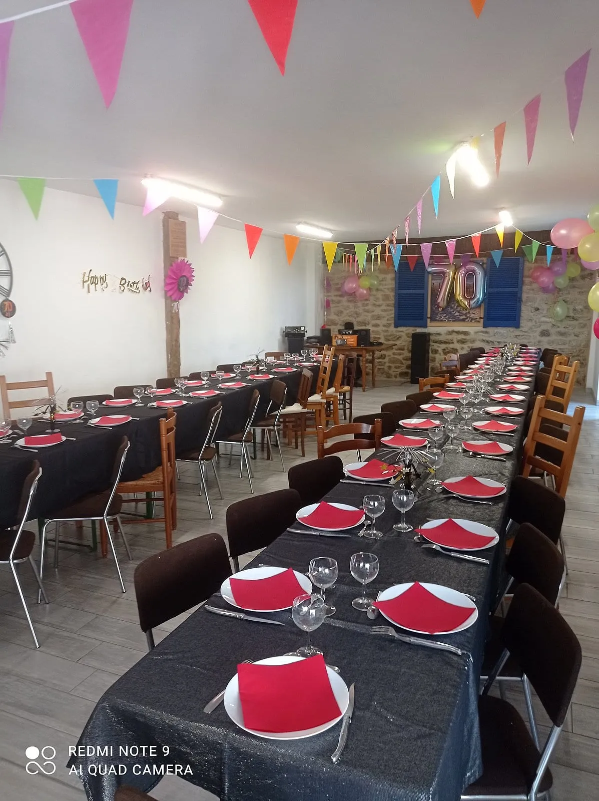 Salle de réception dressée pour un repas de fête à Plouescat, photo 8