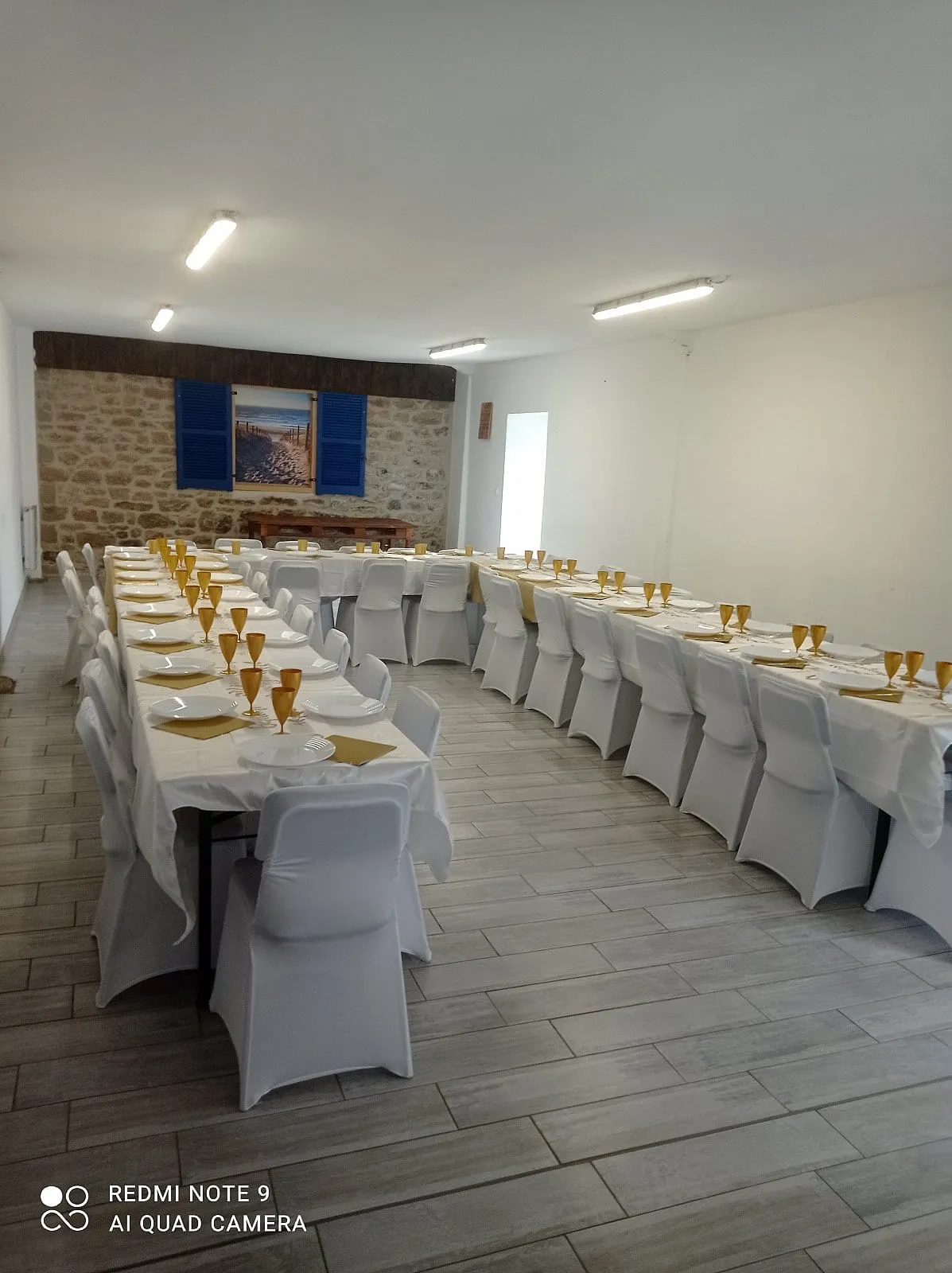 Salle de réception dressée pour un repas de fête à Plouescat, photo 9