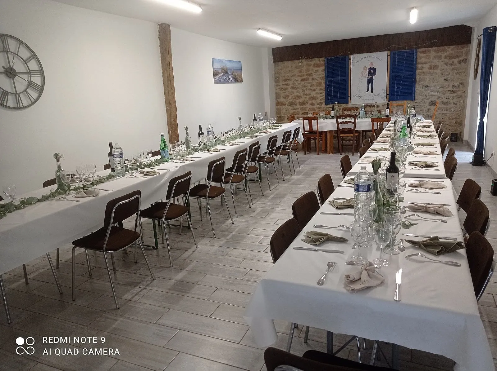 Salle de réception dressée pour un repas de fête à Plouescat, photo 10