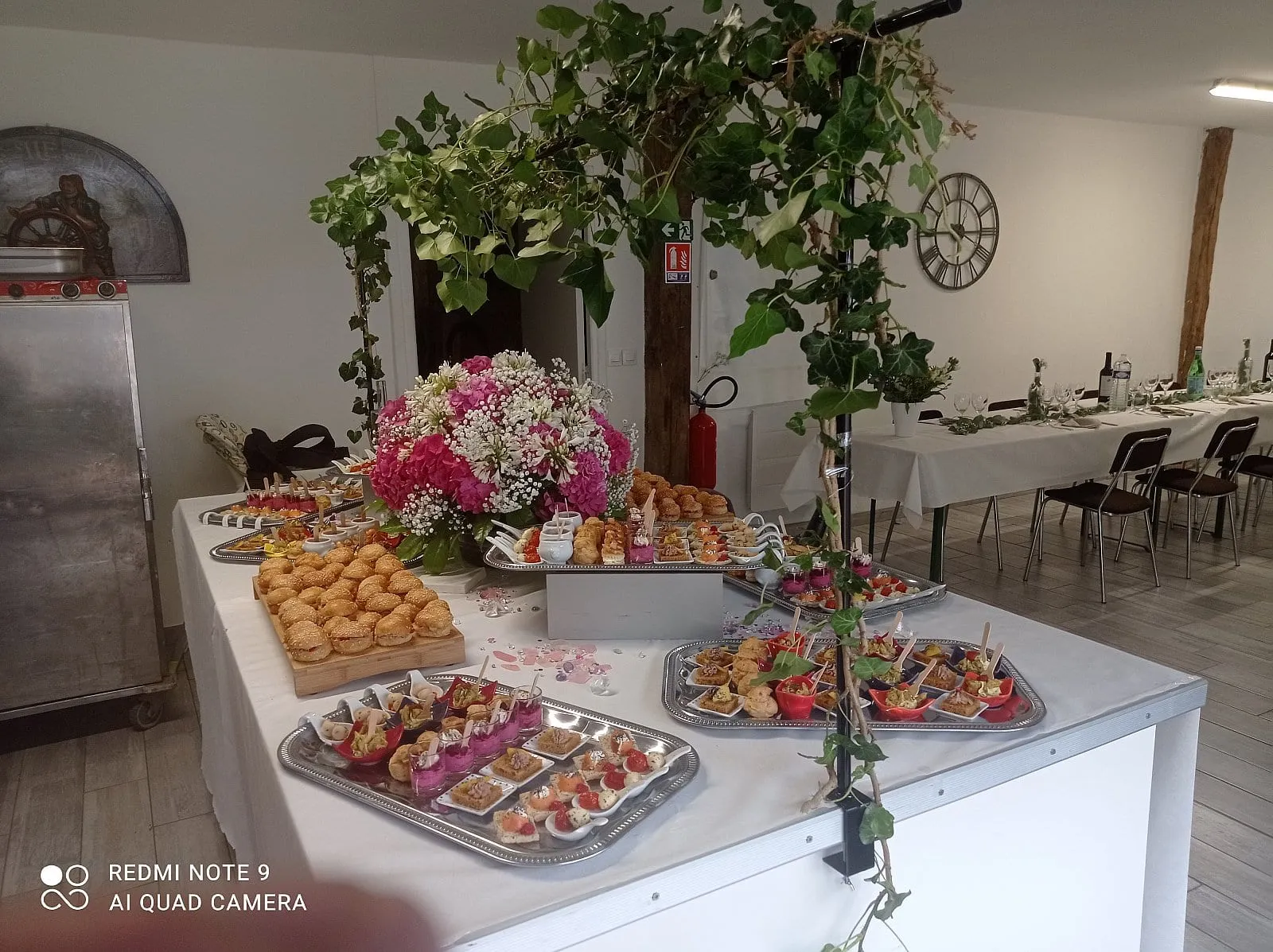 Salle de réception dressée pour un repas de fête à Plouescat, photo 11
