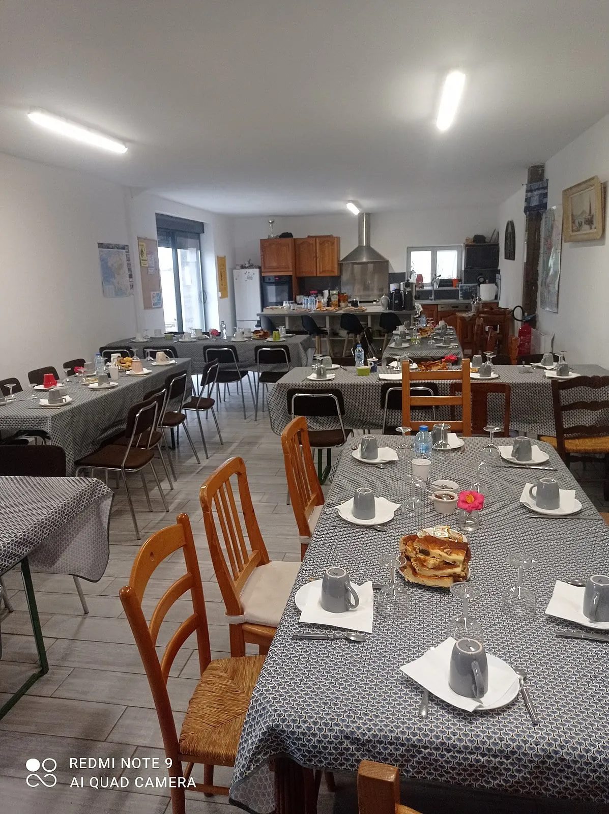 Salle de réception dressée pour un repas de fête à Plouescat, photo 12
