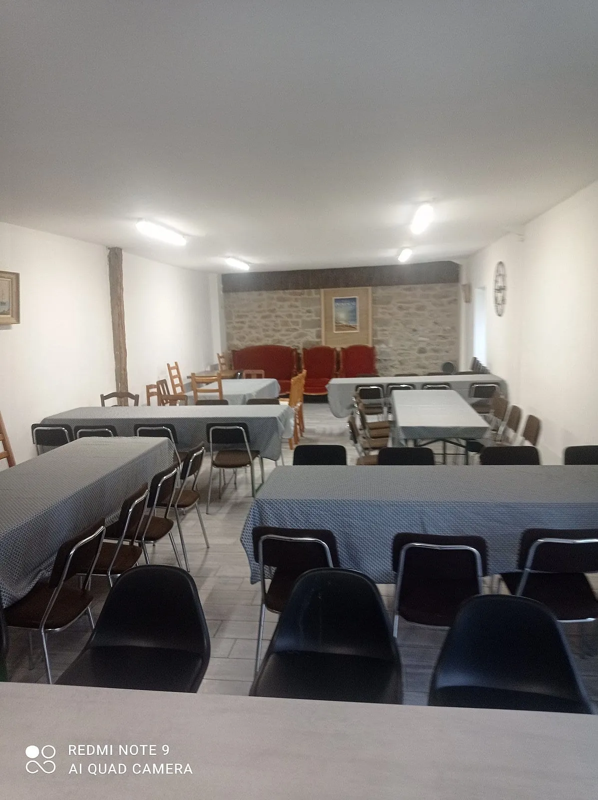 Salle de réception dressée pour un repas de fête à Plouescat, photo 13