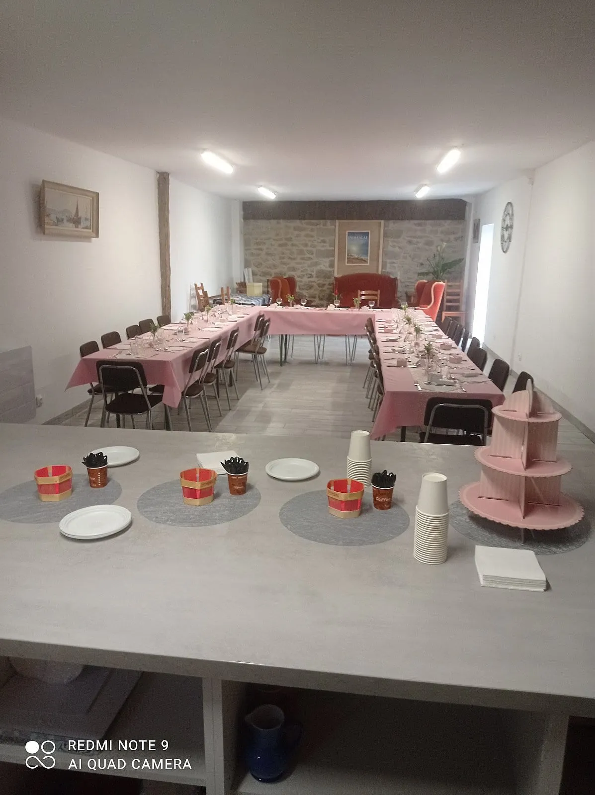 Salle de réception dressée pour un repas de fête à Plouescat, photo 14