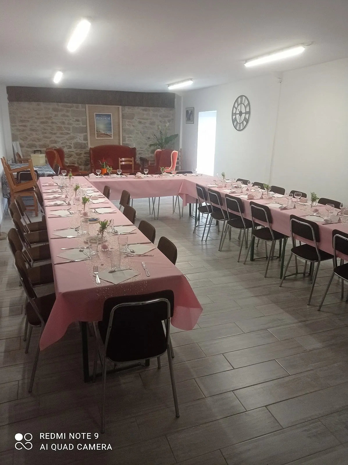 Salle de réception dressée pour un repas de fête à Plouescat, photo 15