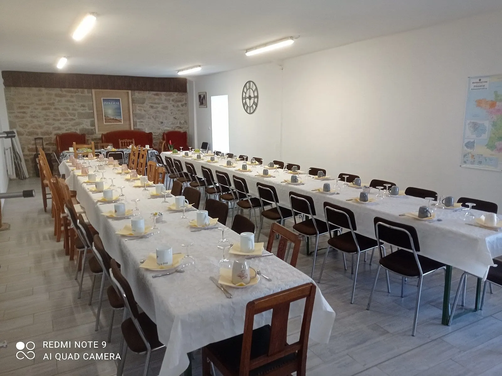 Salle de réception dressée pour un repas de fête à Plouescat, photo 16