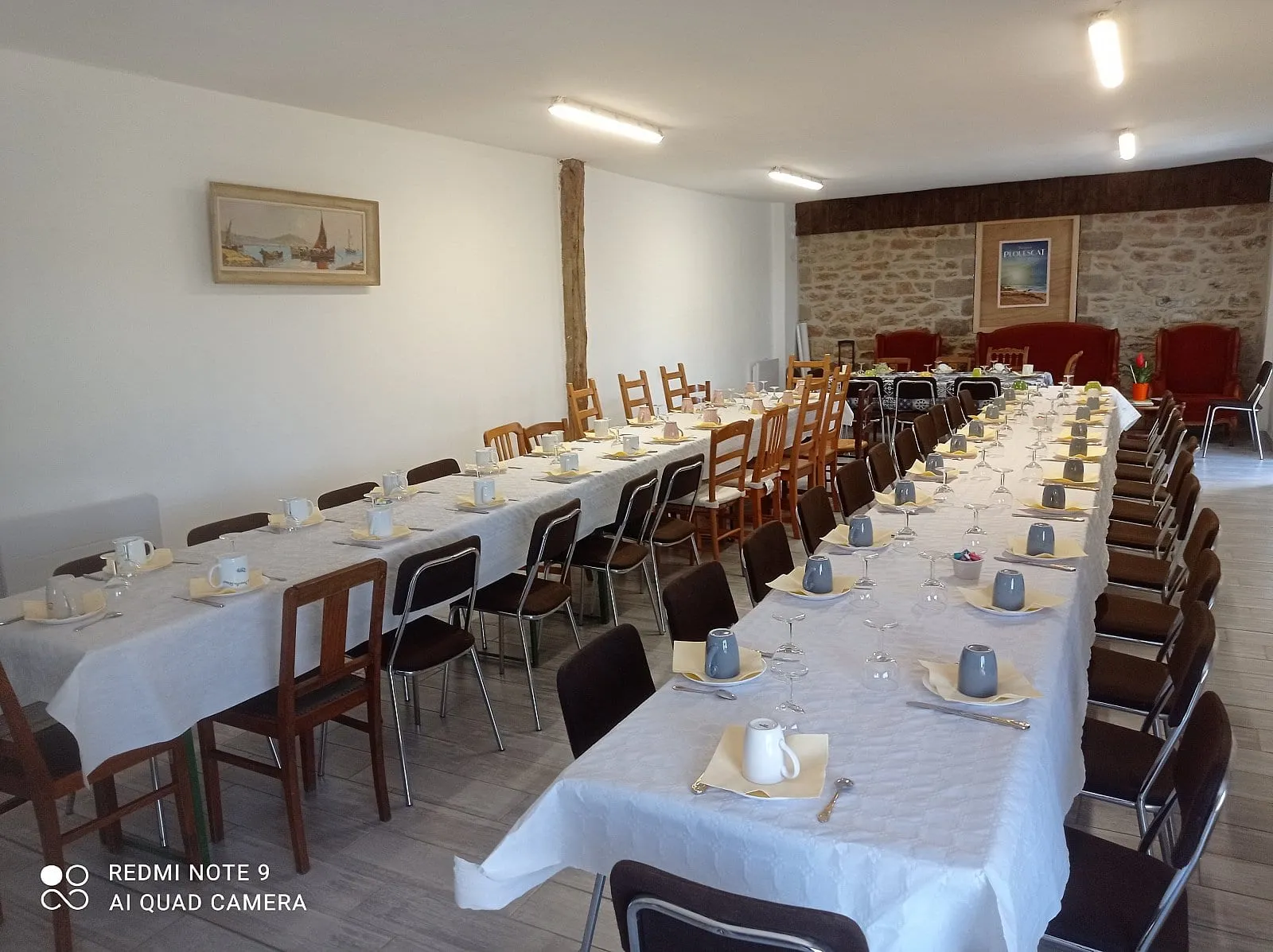 Salle de réception dressée pour un repas de fête à Plouescat, photo 17