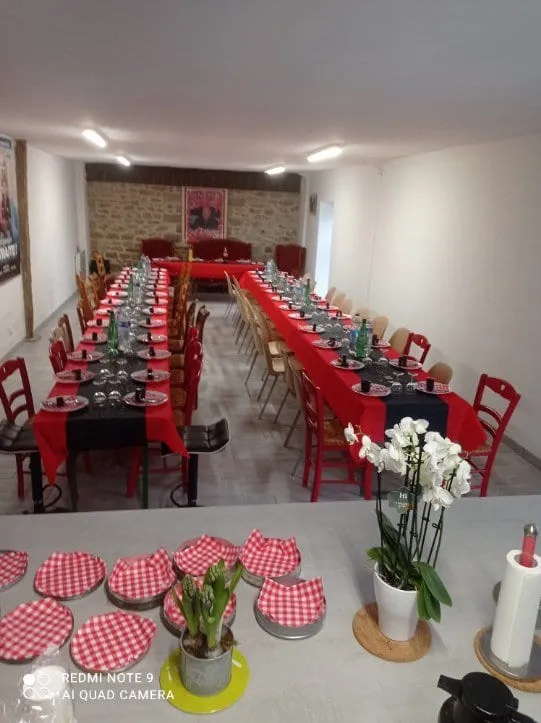 Salle de réception dressée pour un repas de fête à Plouescat, photo 18