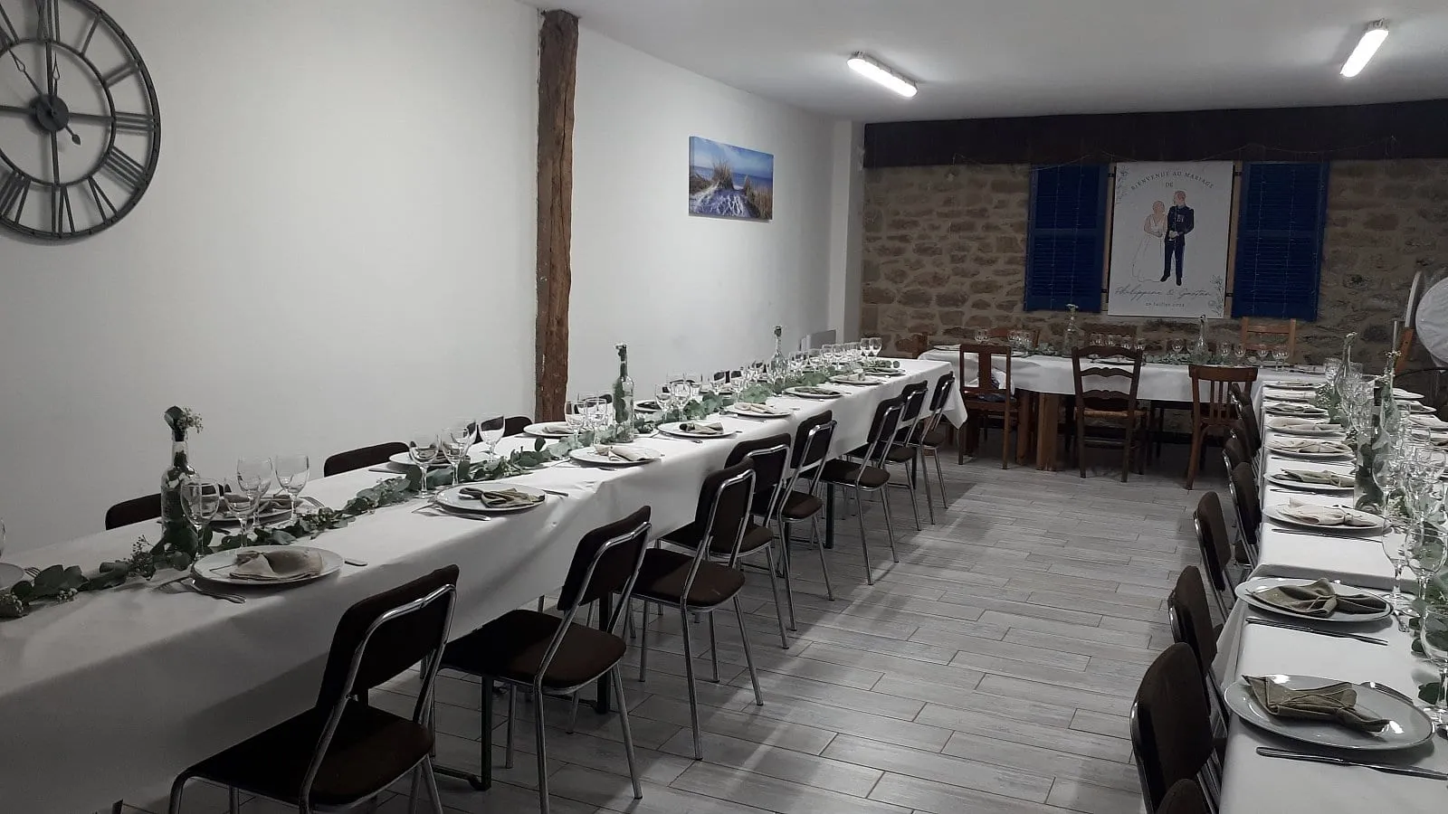 Salle de réception dressée pour un repas de fête à Plouescat, photo 20