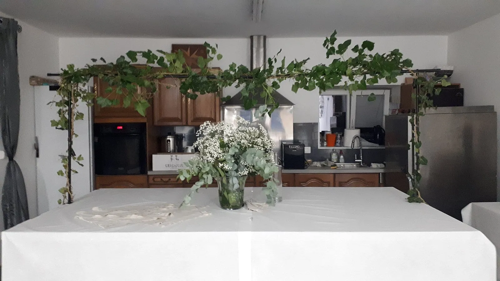 Salle de réception dressée pour un repas de fête à Plouescat, photo 21