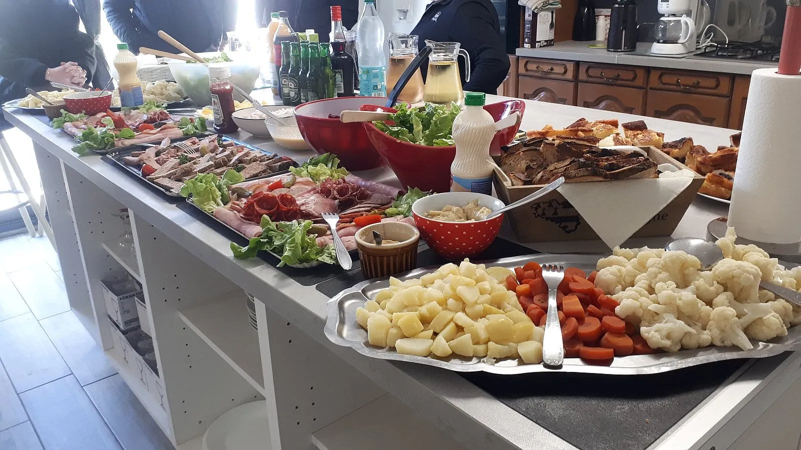 Salle de réception dressée pour un repas de fête à Plouescat, photo 24